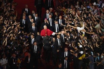 O pontífice na vigília com 80 mil jovens no mítico Stade de France, no subúrbio da capital: recepção de popstar - (crédito: Julien de Rosa/AFP) O pontífice na vigília com 80 mil jovens no mítico Stade de France, no subúrbio da capital: recepção de popstar - (crédito: Julien de Rosa/AFP)