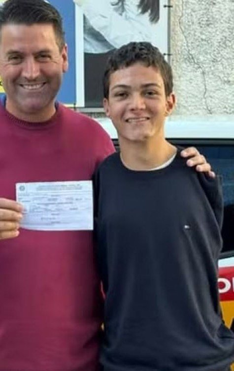 Reiner Jesus Martins e seu instrutor comemoram a CNH, conquistada após o jovem aprender a dirigir com os pés - (crédito: Reprodução)
