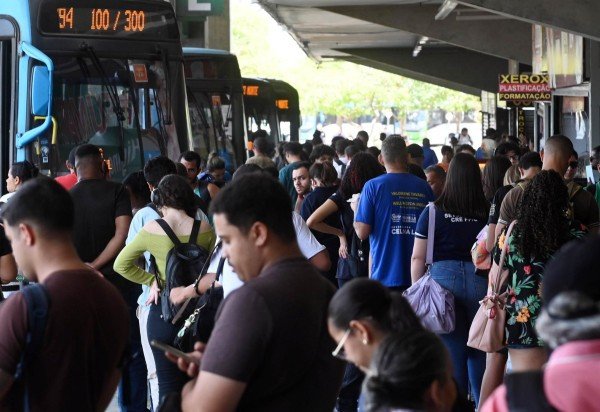 Passageiros na rodoviária do Plano Piloto, com conexão ao metrô -  (crédito:  Ed Alves/ CB/D.A Press)