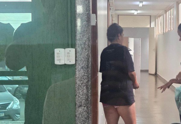 A mulher, de 35 anos, foi escoltada por policiais civis -  (crédito: Darcianne Diogo/CB/D.A.Press)