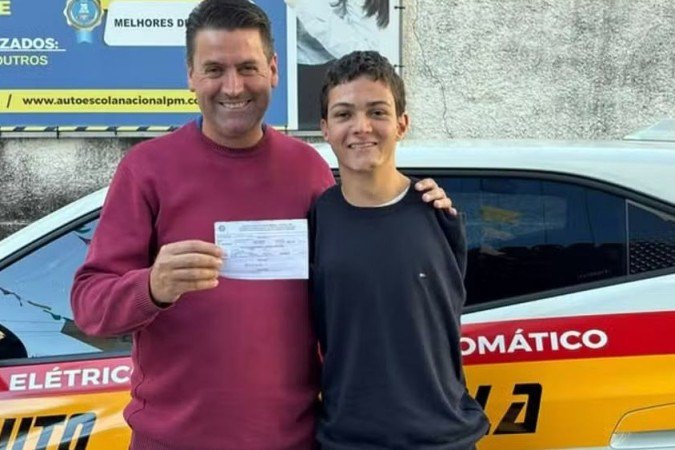 Reiner Jesus Martins e seu instrutor comemoram a CNH, conquistada após o jovem aprender a dirigir com os pés - (crédito: Reprodução) Reiner Jesus Martins e seu instrutor comemoram a CNH, conquistada após o jovem aprender a dirigir com os pés - (crédito: Reprodução)