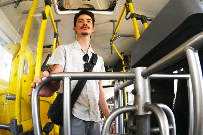 Jo&atilde;o Vitor passa, em m&eacute;dia, quatro horas por dia no transporte p&uacute;blico para estudar e trabalhar