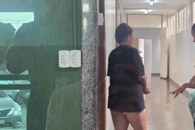 A mulher, de 35 anos, chegou escoltada por policiais civis na 27ª DP (Recanto das Emas) - (crédito: Darcianne Diogo/CB/D.A.Press) A mulher, de 35 anos, chegou escoltada por policiais civis na 27ª DP (Recanto das Emas) - (crédito: Darcianne Diogo/CB/D.A.Press)