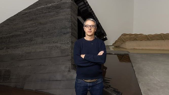 O artista visual Nuno Ramos prepara detalhes para a instalação ‘Athos’, sua nova obra com concreto - (crédito: Nathan Carvalho) O artista visual Nuno Ramos prepara detalhes para a instalação ‘Athos’, sua nova obra com concreto - (crédito: Nathan Carvalho)