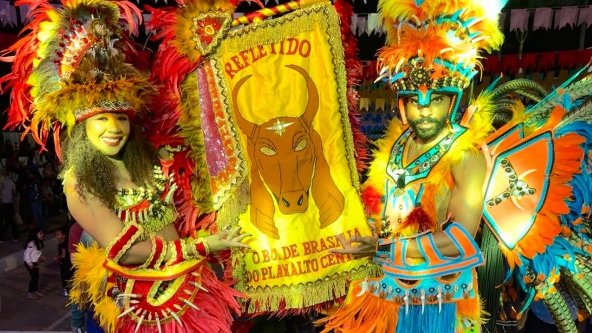 Integrantes da ONG Adhas/Pellinsky exibem os trajes coloridos do Boi Refletido, atração dos Encontros Culturais no Centro Cultural TCU - (crédito: Divulgação) Integrantes da ONG Adhas/Pellinsky exibem os trajes coloridos do Boi Refletido, atração dos Encontros Culturais no Centro Cultural TCU - (crédito: Divulgação)