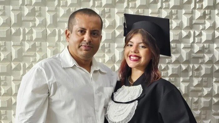 Isabela, filha de Alexandre, com o pai. Ela organizou uma campanha de arrecada&ccedil;&atilde;o para custear o tratamento da doen&ccedil;a rara dele. "Ajude o Alexandre a voltar a sorrir e viver sem dor: Campanha pela cirurgia do meu pai" -  (crédito: Reprodu&ccedil;&atilde;o/Vakinha)