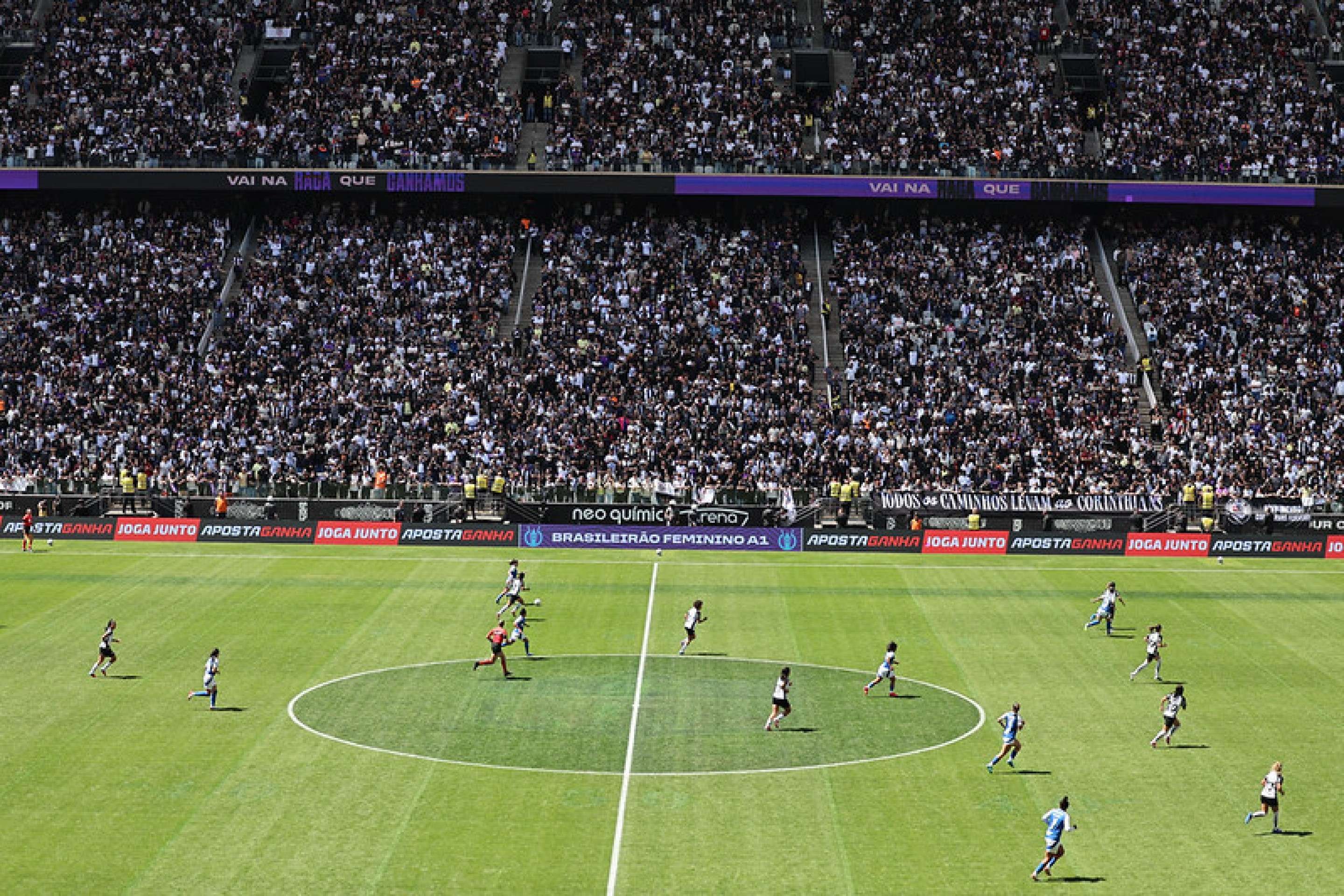 Enquanto Brasileirão vive era das bets, Feminino chega à final quase imune