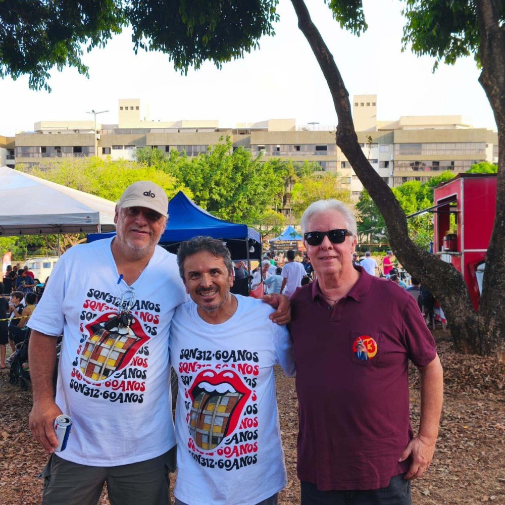 O prefeito da quadra (E) e o organizador do evento (C) realizam o evento para trazer nostalgia aos moradores