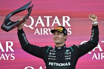 198
O vencedor, o piloto britânico da Mercedes George Russell, comemora com o troféu durante a cerimônia de pódio do Grande Prêmio do Azerbaijão de Fórmula 1, no Circuito Urbano de Baku, em Baku, em 26 de setembro de 2026. - (crédito: AFP)
198
O vencedor, o piloto britânico da Mercedes George Russell, comemora com o troféu durante a cerimônia de pódio do Grande Prêmio do Azerbaijão de Fórmula 1, no Circuito Urbano de Baku, em Baku, em 26 de setembro de 2026. - (crédito: AFP)