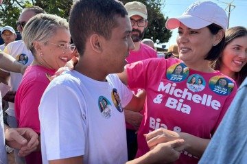 Michelle Bolsonaro chega para carreata por Maria Yvelônia  -  (crédito: Mariana Reginato/CB/D.A Press)