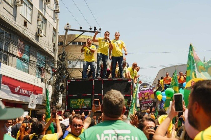 Fl&aacute;vio Bolsonaro e aliados durante motocarreata em S&atilde;o Jo&atilde;o de Meriti, na Baixada Fluminense do Rio de Janeiro
