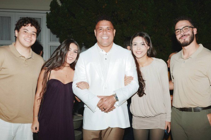 Ronaldo Fenômeno reúne os quatro filhos em foto rara