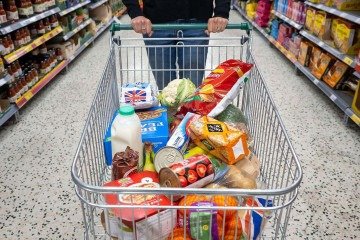 Até mesmo os ingredientes com nomes mais químicos presentes nos nuggets de frango são testados e aprovados de acordo com as leis alimentares do Reino Unido. - (crédito: BBC) Até mesmo os ingredientes com nomes mais químicos presentes nos nuggets de frango são testados e aprovados de acordo com as leis alimentares do Reino Unido. - (crédito: BBC)
