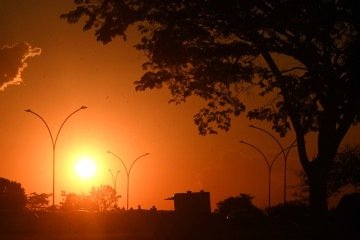 Orientação é consumir bastante líquido ao longo de todo o dia, utilizar protetor solar, hidratar as vias aéreas com soro fisiológico e priorizar ambientes umidificados -  (crédito:  Ed Alves/CB/D.A Press)