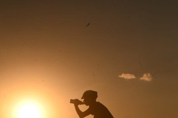 Calor intenso marca o domingo em Brasília e em outras cidades do país, com temperaturas acima dos 30°C e previsão de altas ainda maiores - (crédito: ED ALVES/CB/D.A.Press) Calor intenso marca o domingo em Brasília e em outras cidades do país, com temperaturas acima dos 30°C e previsão de altas ainda maiores - (crédito: ED ALVES/CB/D.A.Press)