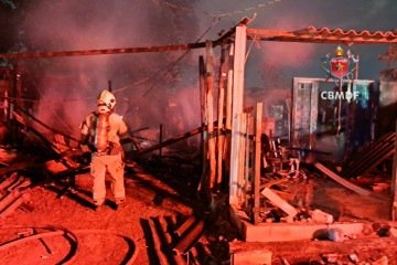 As equipes isolaram a área e montaram linhas de mangueiras pressurizadas para combater diretamente as chamas.  -  (crédito: CBMDF/Divulgação)