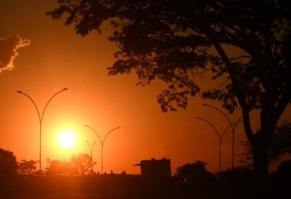 Orientação é consumir bastante líquido ao longo de todo o dia, utilizar protetor solar, hidratar as vias aéreas com soro fisiológico e priorizar ambientes umidificados -  (crédito:  Ed Alves/CB/D.A Press) -Orientação é consumir bastante líquido ao longo de todo o dia, utilizar protetor solar, hidratar as vias aéreas com soro fisiológico e priorizar ambientes umidificados -  (crédito:  Ed Alves/CB/D.A Press)