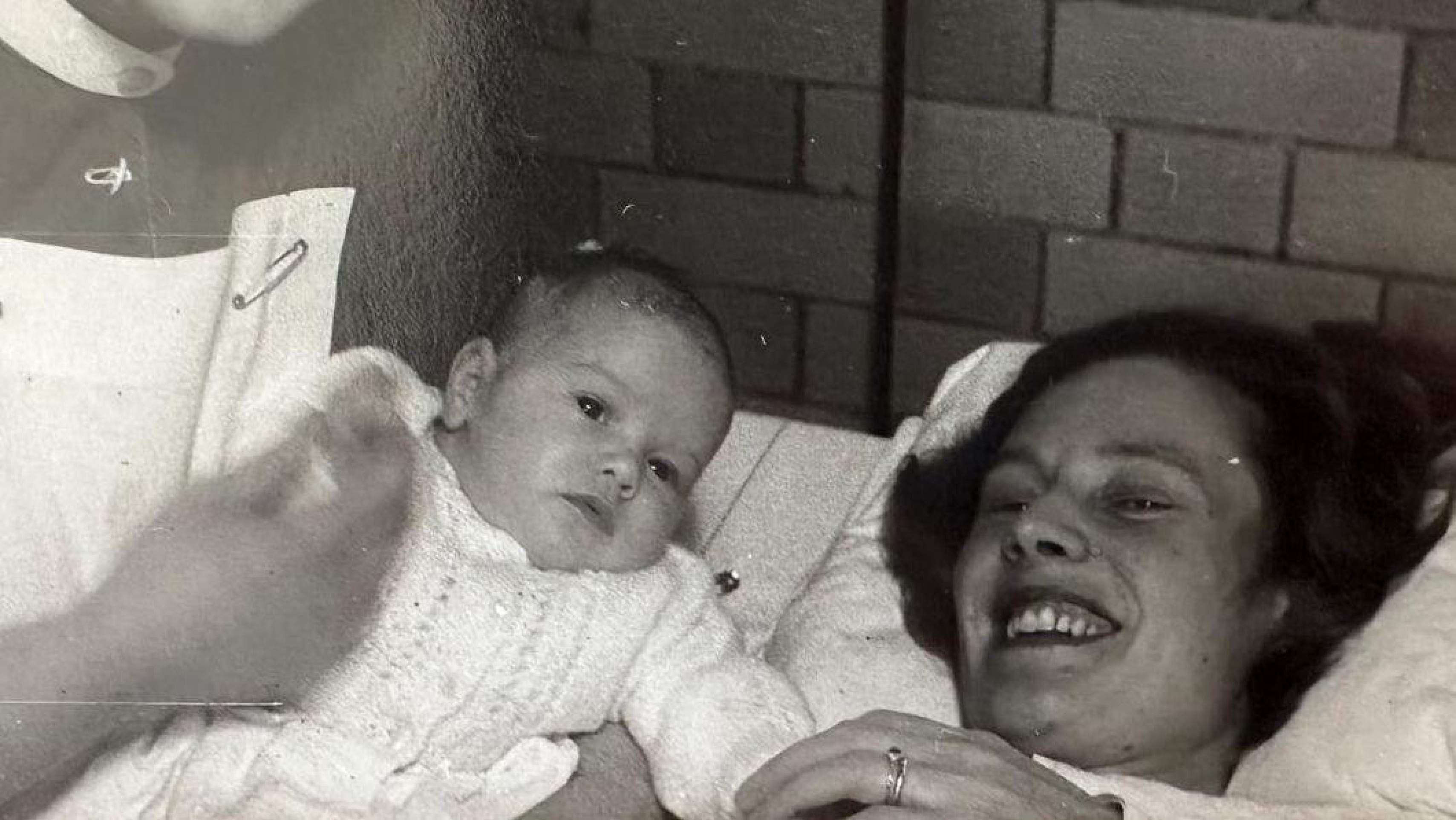 'Nasci enquanto minha mãe era mantida vida em um pulmão de aço' - Foto