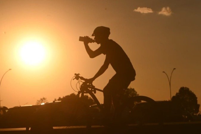 Calor intenso marca o domingo em Brasília e em outras cidades do país, com temperaturas acima dos 30°C e previsão de altas ainda maiores -  (crédito: ED ALVES/CB/D.A.Press)