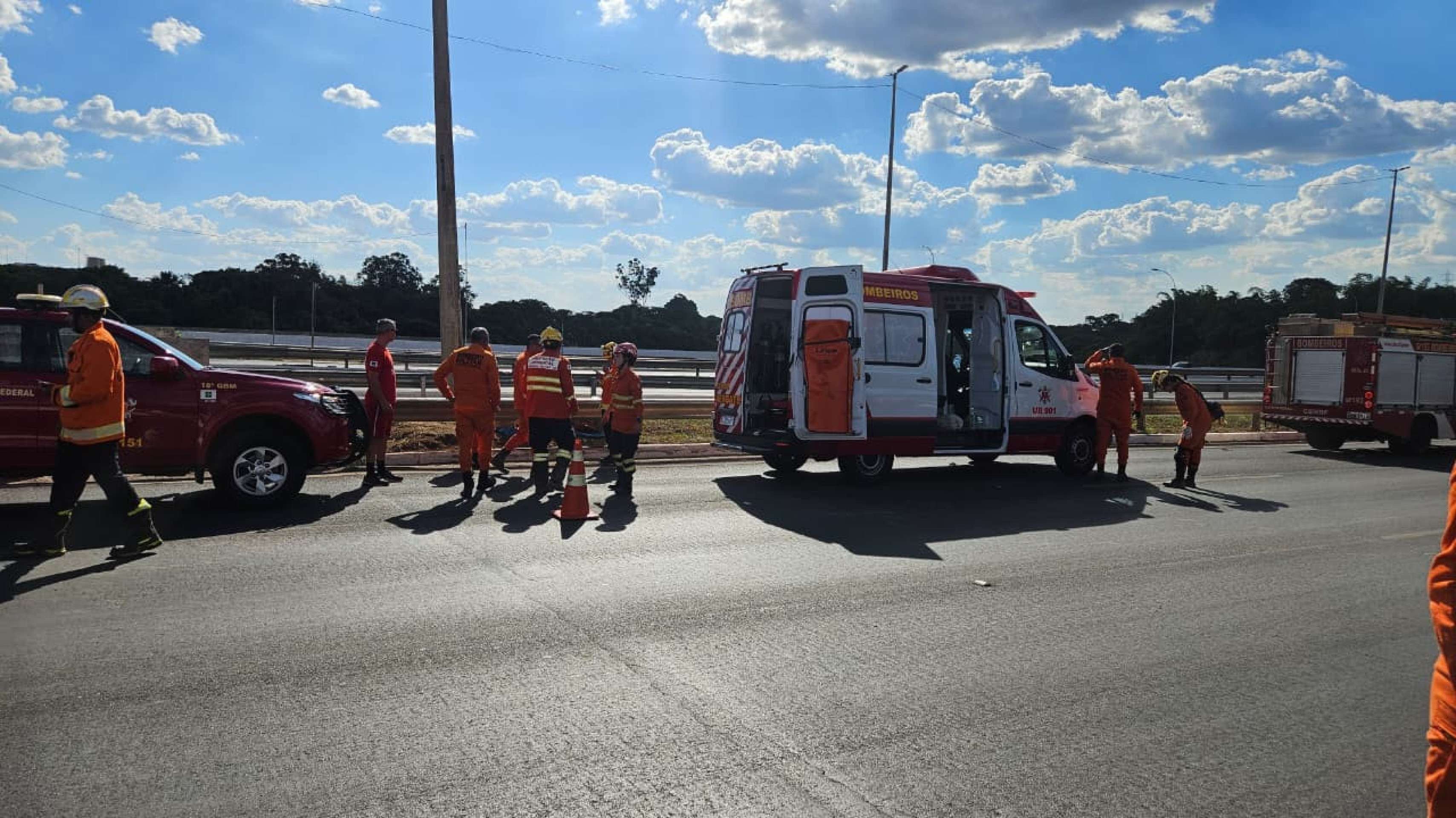Homem e criança caem em lago após moto colidir na ponte do Bragueto