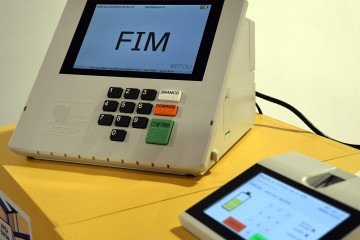 Assim que a vota&ccedil;&atilde;o termina, a urna eletr&ocirc;nica apura os votos da se&ccedil;&atilde;o e imprime o Boletim de Urna (BU) -  (crédito: Marcelo Ferreira/CB/D.A Press)