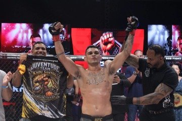 A celebração da conquista do cinturão na noite de sábado: arquibancadas lotadas em Samambaia - (crédito: Luiz Diogo/BSB Fight) A celebração da conquista do cinturão na noite de sábado: arquibancadas lotadas em Samambaia - (crédito: Luiz Diogo/BSB Fight)
