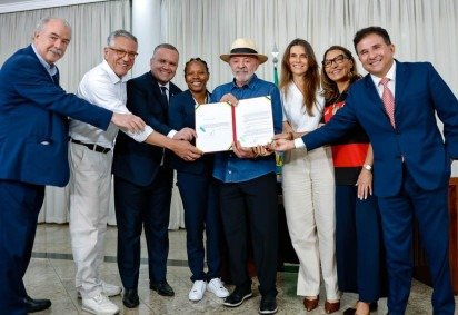  28.09.26 - O presidente da Rep..blica, Luiz In..cio Lula da Silva, durante San....o do PL n.. 4.578/2025, que disp..e sobre as diretrizes para o desenvolvimento do futebol feminino, na Base A..rea de Bras..lia, Bras..lia - DF..Foto: Ricardo Stuckert.
     -  (crédito:  Foto: Ricardo Stuckert.) - 28.09.26 - O presidente da Rep..blica, Luiz In..cio Lula da Silva, durante San....o do PL n.. 4.578/2025, que disp..e sobre as diretrizes para o desenvolvimento do futebol feminino, na Base A..rea de Bras..lia, Bras..lia - DF..Foto: Ricardo Stuckert.
     -  (crédito:  Foto: Ricardo Stuckert.)