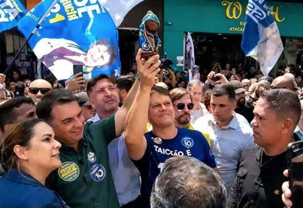 Flávio levanta imagem da santa em ato de campanha -  (crédito: RS/Fotos Publicas)