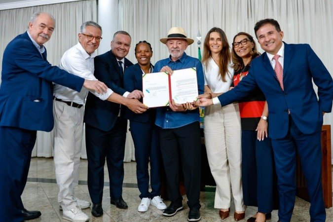 28.09.26 - O presidente da Rep..blica, Luiz In..cio Lula da Silva, durante San....o do PL n.. 4.578/2025, que disp..e sobre as diretrizes para o desenvolvimento do futebol feminino, na Base A..rea de Bras..lia, Bras..lia - DF..Foto: Ricardo Stuckert.
- (crédito: Foto: Ricardo Stuckert.) 28.09.26 - O presidente da Rep..blica, Luiz In..cio Lula da Silva, durante San....o do PL n.. 4.578/2025, que disp..e sobre as diretrizes para o desenvolvimento do futebol feminino, na Base A..rea de Bras..lia, Bras..lia - DF..Foto: Ricardo Stuckert.
- (crédito: Foto: Ricardo Stuckert.)