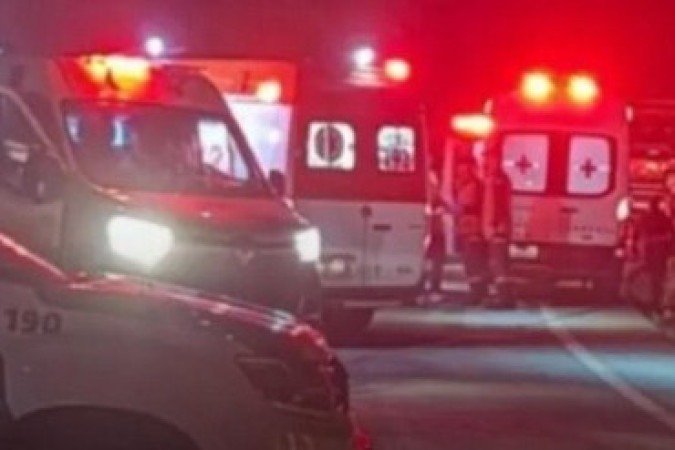 Equipes de emergência realizaram o atendimento e transporte dos feridos após o tombamento do ônibus na BR-262, em Ibatiba - (crédito: Reprodução/Redes sociais) Equipes de emergência realizaram o atendimento e transporte dos feridos após o tombamento do ônibus na BR-262, em Ibatiba - (crédito: Reprodução/Redes sociais)