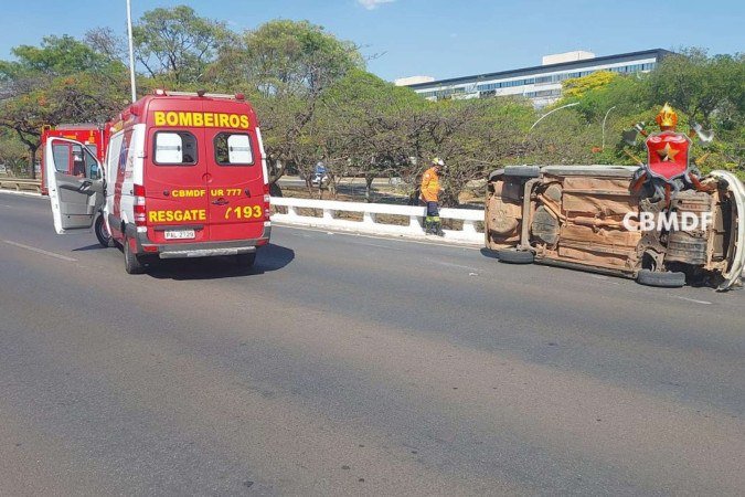 Um dos ocupantes precisou ser transportado para um hospital da região, consciente e orientado - (crédito: Divulgação/CBMDF) Um dos ocupantes precisou ser transportado para um hospital da região, consciente e orientado - (crédito: Divulgação/CBMDF)