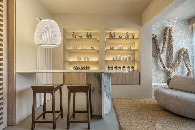 No Entre, Pausa, a estante embutida transforma a própria parede em espaço de exposição para os aromas