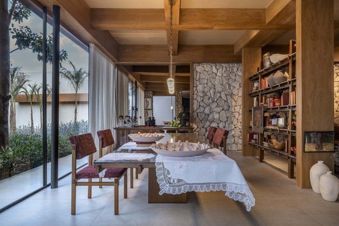 Objetos decorativos ocupam os nichos da estante e reforçam a proposta de memória e afeto no Living Breton