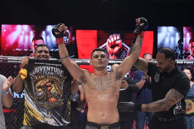 A celebração da conquista do cinturão na noite de sábado: arquibancadas lotadas em Samambaia - (crédito: Luiz Diogo/BSB Fight) A celebração da conquista do cinturão na noite de sábado: arquibancadas lotadas em Samambaia - (crédito: Luiz Diogo/BSB Fight)