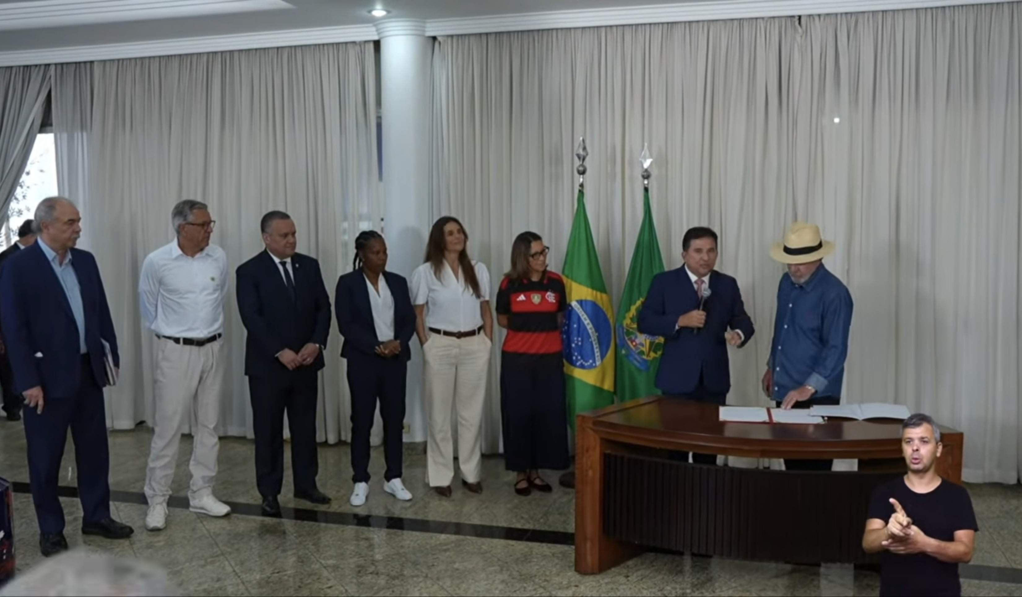 Lula sanciona lei que prioriza futebol feminino em políticas esportivas