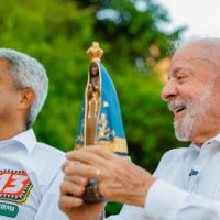 Lula exibe imagem de Nossa Senhora Aparecida em ato em Salvador. Flávio fez campanha em São Paulo e não comentou o tema sobre a santa -  (crédito: Ricardo Stuckert.)