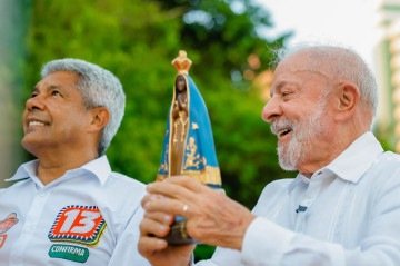 Lula exibe imagem de Nossa Senhora Aparecida em ato em Salvador. Flávio fez campanha em São Paulo e não comentou o tema sobre a santa -  (crédito: Ricardo Stuckert.)