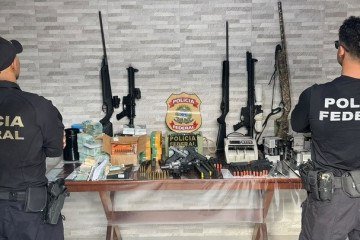 Apreensões da Polícia Federal em operação que combate fraudes na obtenção de certificados de Colecionador, Atirador e Caçador (CAC) - (crédito: Divulgação/PF) Apreensões da Polícia Federal em operação que combate fraudes na obtenção de certificados de Colecionador, Atirador e Caçador (CAC) - (crédito: Divulgação/PF)