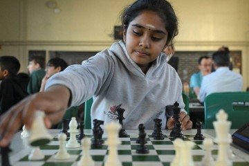 Bodhana Sivanandan frequenta a escola em período integral enquanto disputa torneios internacionais de xadrez - (crédito: Getty Images) Bodhana Sivanandan frequenta a escola em período integral enquanto disputa torneios internacionais de xadrez - (crédito: Getty Images)