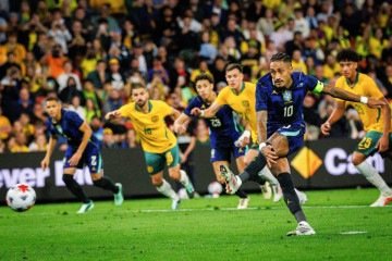 Posicionado como falso 9, Raphinha marcou de pênalti o gol de empate do Brasil antes de sentir um desconforto na coxa - (crédito: Patrick Hamilton/AFP) Posicionado como falso 9, Raphinha marcou de pênalti o gol de empate do Brasil antes de sentir um desconforto na coxa - (crédito: Patrick Hamilton/AFP)