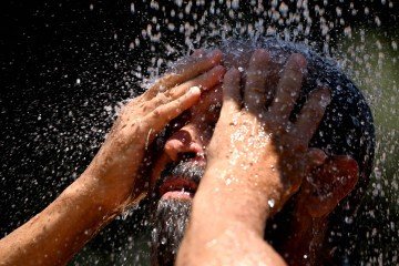 O comerciante Ney Carneiro, 63 anos, se refresca no Parque da Cidade - (crédito: Carlos Vieira/CB/D.A Press) O comerciante Ney Carneiro, 63 anos, se refresca no Parque da Cidade - (crédito: Carlos Vieira/CB/D.A Press)