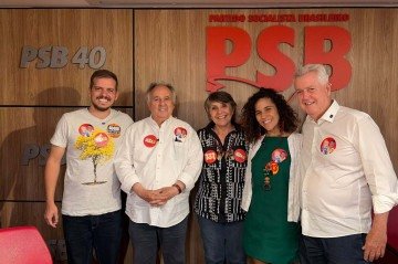 A presença de Rodrigo Rollemberg (à direita) e Cristovam Buarque (à esquerda) ao lado de Erika Kokay (PT) visa simbolizar a rearticulação dessas forças políticas tradicionais do DF na reta final do pleito - (crédito: Divulgação) A presença de Rodrigo Rollemberg (à direita) e Cristovam Buarque (à esquerda) ao lado de Erika Kokay (PT) visa simbolizar a rearticulação dessas forças políticas tradicionais do DF na reta final do pleito - (crédito: Divulgação)