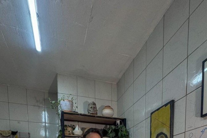 Henrique Filipelli é fundador do Ateliê Soma Cerâmica