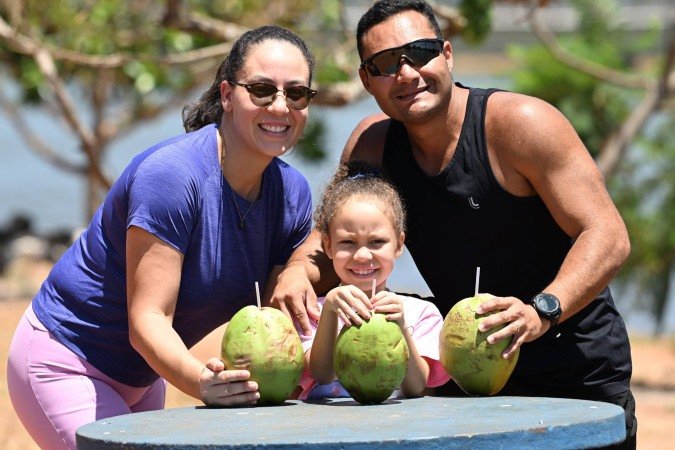  29/09/2026. Cidades: Calor no DF. Silvio Patrase, Nally Pereira e a filha Eliza Patrese, no parque da cidade,