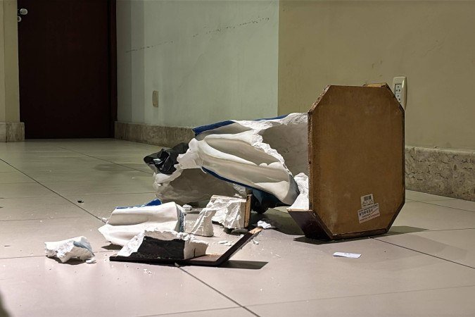 A agressão ao espaço religioso em Plataforma ocorreu no altar lateral da paróquia e resultou na destruição da peça