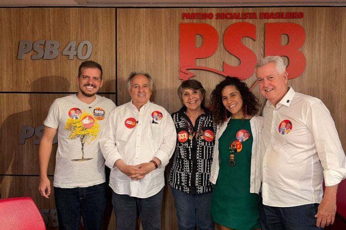 A presença de Rodrigo Rollemberg (à direita) e Cristovam Buarque (à esquerda) ao lado de Erika Kokay (PT) visa simbolizar a rearticulação dessas forças políticas tradicionais do DF na reta final do pleito - (crédito: Divulgação) A presença de Rodrigo Rollemberg (à direita) e Cristovam Buarque (à esquerda) ao lado de Erika Kokay (PT) visa simbolizar a rearticulação dessas forças políticas tradicionais do DF na reta final do pleito - (crédito: Divulgação)