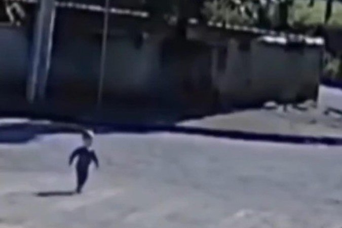 Bebê fugiu de uma creche em reforma e caminhou sozinho na rua em direção ao trabalho da mãe - (crédito: Reprodução/Redes sociais) Bebê fugiu de uma creche em reforma e caminhou sozinho na rua em direção ao trabalho da mãe - (crédito: Reprodução/Redes sociais)