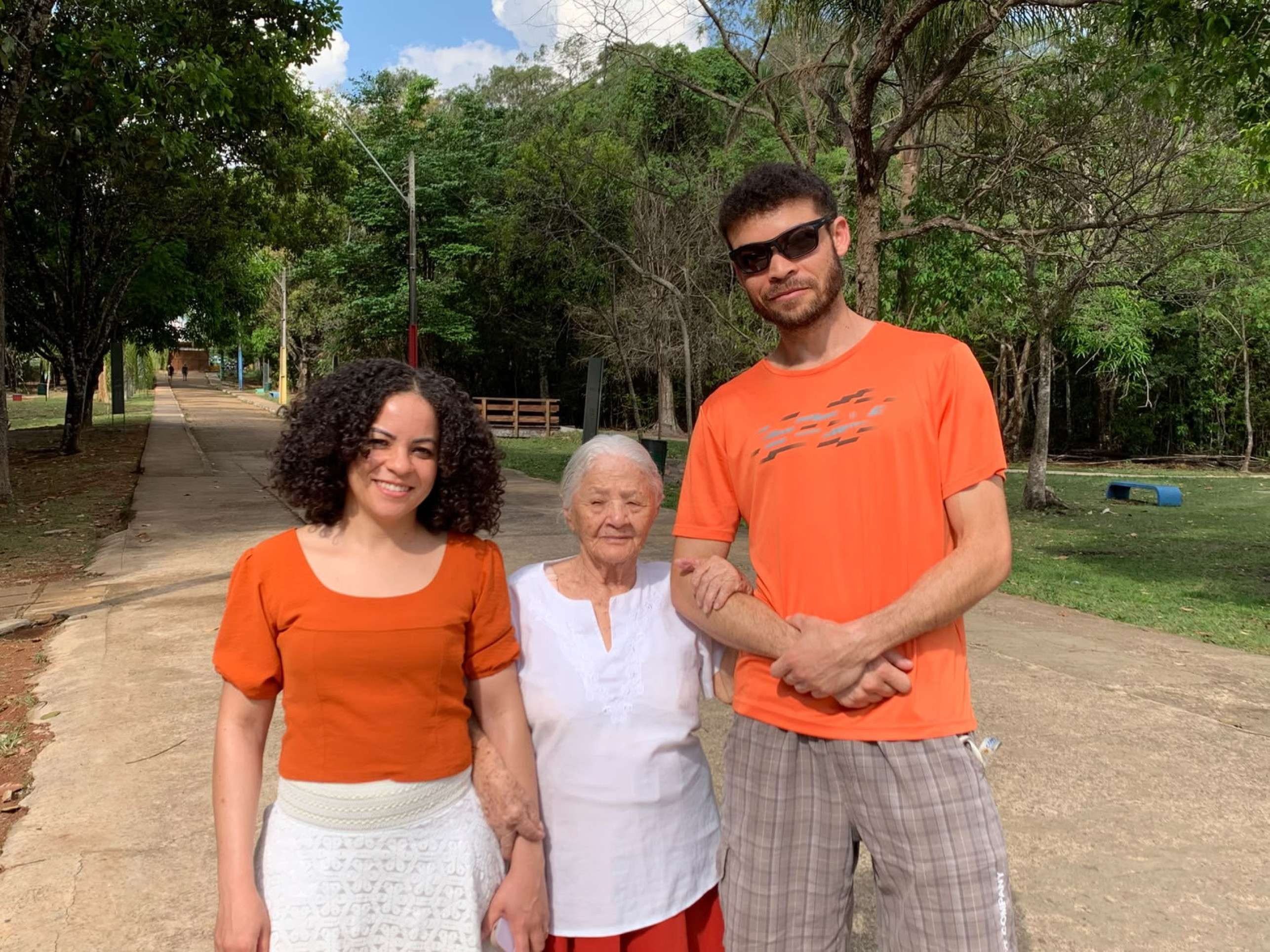 Viviane Soares, Maria de Lurdes e Jos&eacute; Willian no  Parque Saburo Onoyama, em Taguatinga