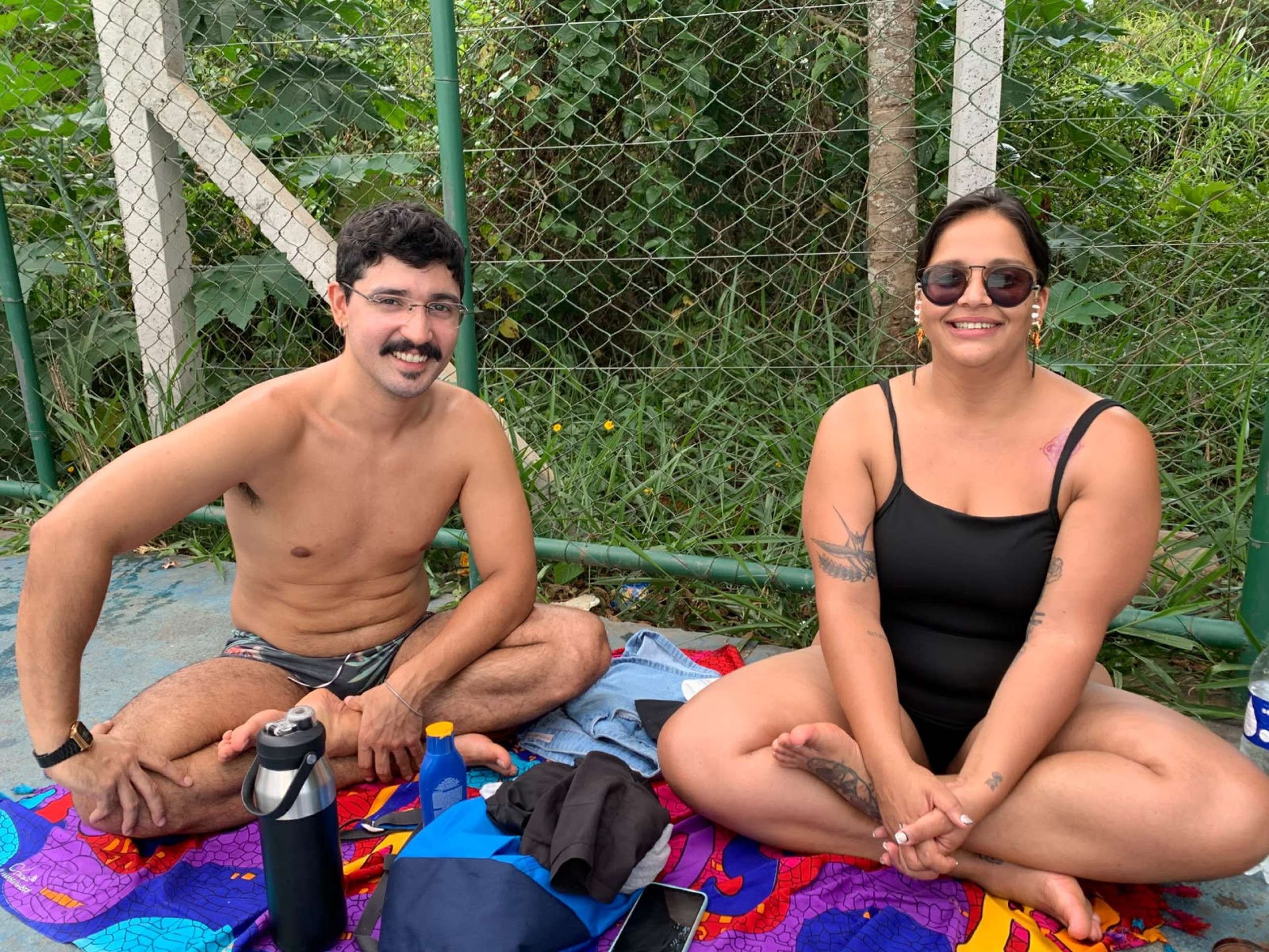 Jos&eacute; de Deus e amiga na piscina do Parque Saburo Onoyama 