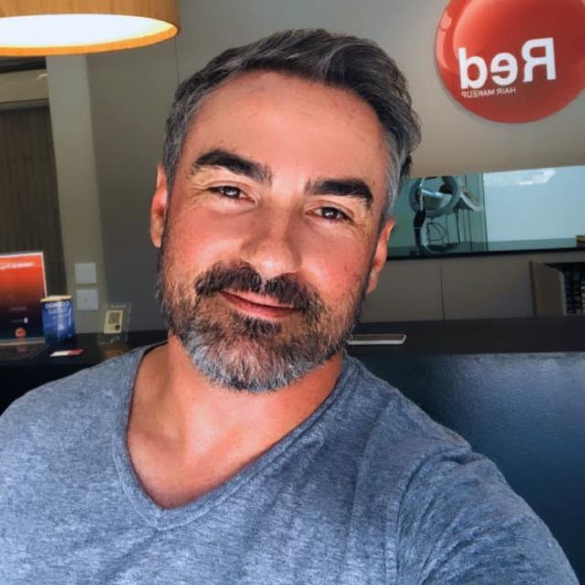 Ot&aacute;vio Salas, cabeleireiro do Red Hair Makeup 